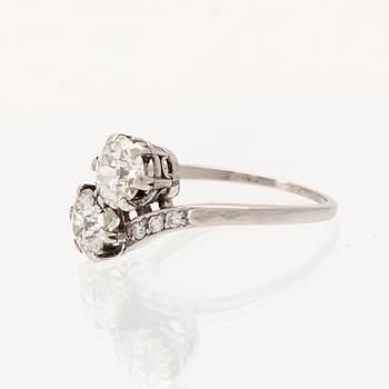 A platinum ring "sibling ring/twin ring" set with round old-cut and brilliant-cut diamonds.