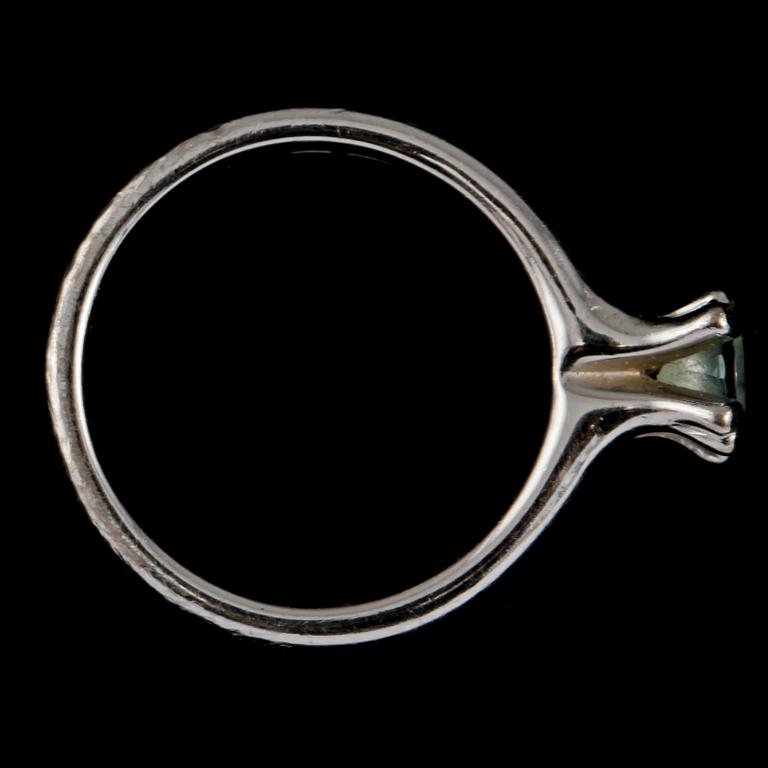 RING, 18k vitguld med fasettslipad sten, Jarl Sandin Göteborg, 2008. Vikt 8 g.