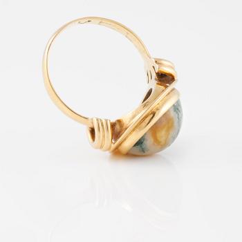RING, med cabochonslipad sten.