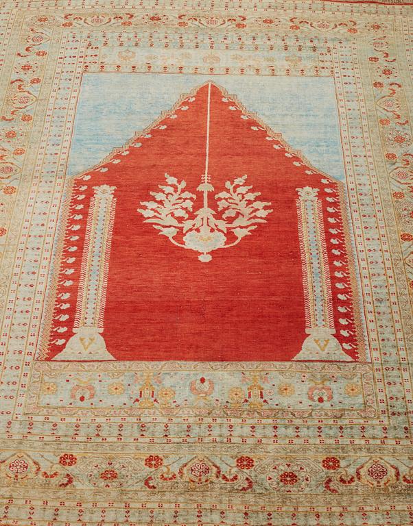MATTO, an antique silk Tabriz, ca 165 x 122,5 cm.