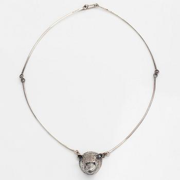 Eila Minkkinen, kaulakoru, karhu, sterlinghopea, 2017.