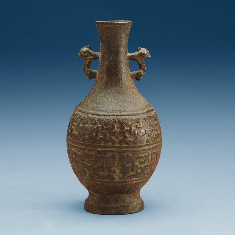 VAS, brons. Arkaiserande, Ming dynastin (1368-1644) eller äldre.