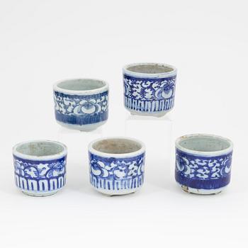 A group of three Chinese porcelain censer or flower pots, late Qing dynasty, 19th/20th Century.