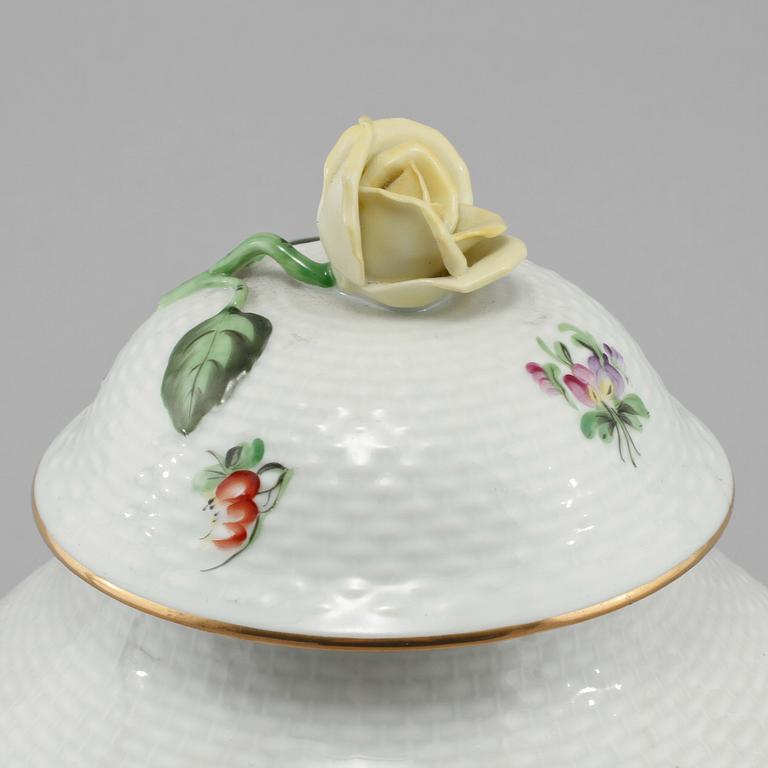 LOCKURNA, porslin, Herend, Ungern, 1900-talets andra hälft.