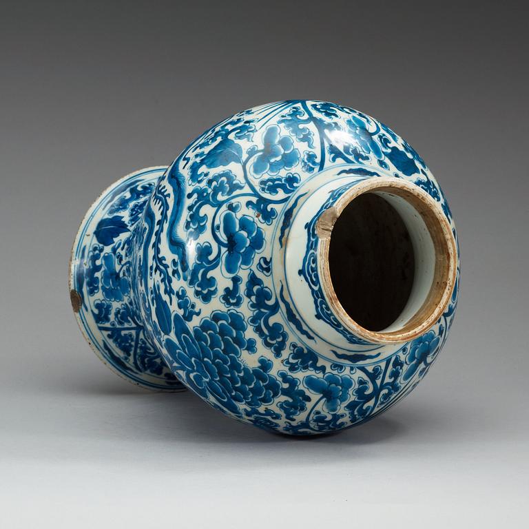 A blue and white vase, Qing dynasty, Kangxi (1662-1722).