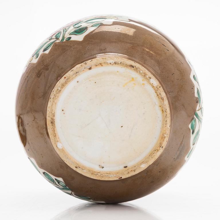 A famille rose jar with cover, Qing dynasty, Qianlong (1736-95).