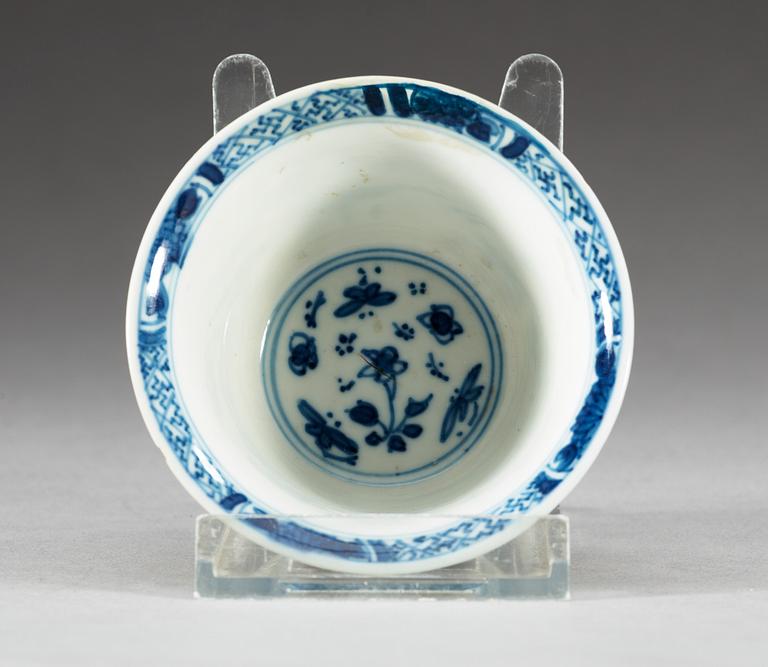 A blue and white cup, Qing dynasty, Kangxi (1662-1722).