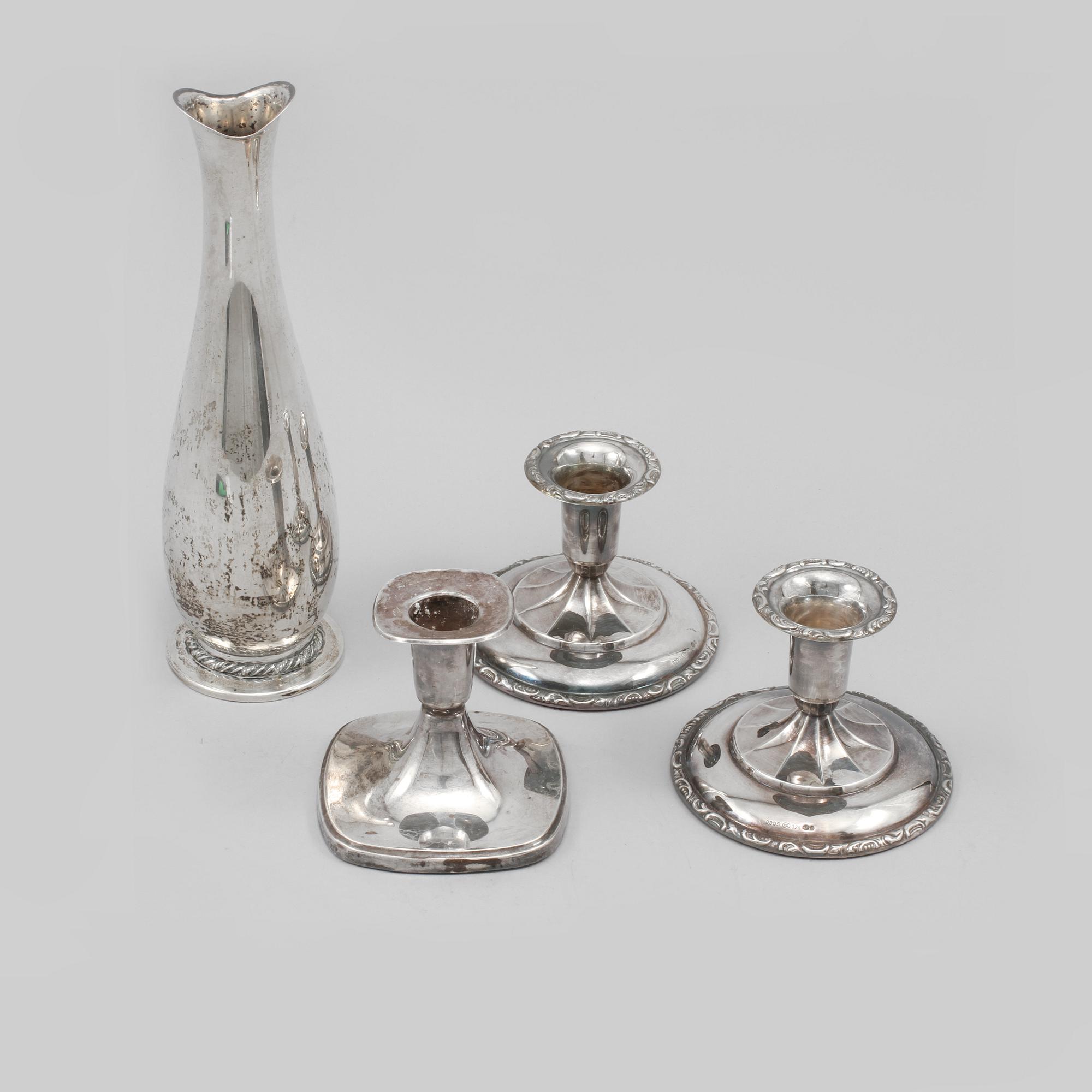 VAS samt LJUSSTAKAR, 3 st, silver, 1900-tal.