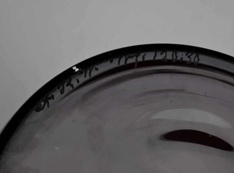 URNA, glas. Okänd konstnär, troligtvis Orrefors dat 1922.