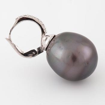 ÖRHÄNGEN, med odlade Tahitipärlor och briljantslipade diamanter totalt ca 0.18 ct.
