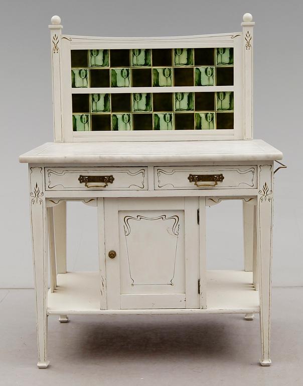 KOMMOD, omkring år 1900.