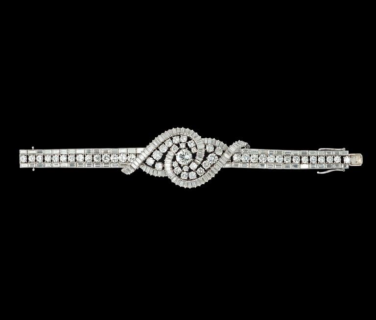 An important brilliant- and baguette cut diamond bracelet, tot. app. 27 cts, 1950's.