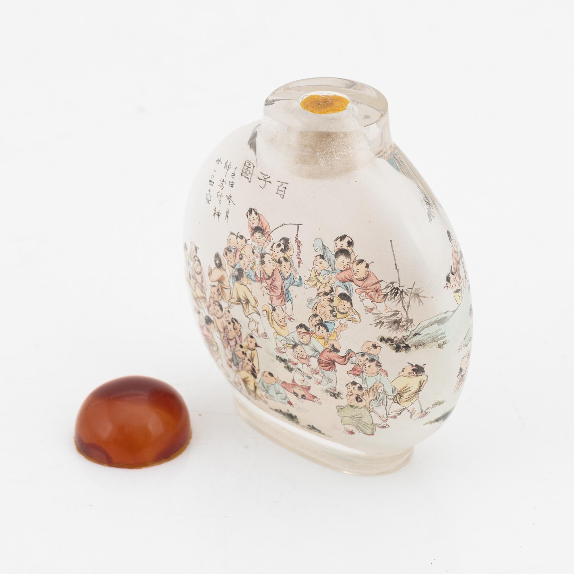 Snusflaska, insidesmålad på glas. Kina, 1900-talets andra hälft.