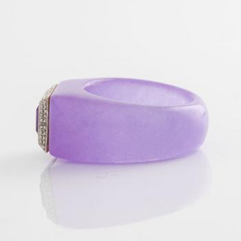 Ring jade med ametist och små åttkantslipade diamanter.
