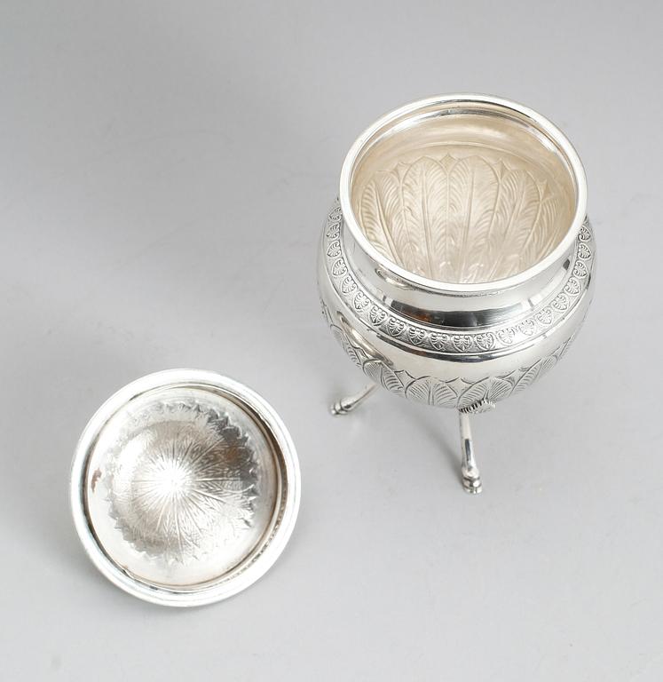 LOCKSKÅL, silver, empirestil, otydliga stämplar. Vikt 262 gram.