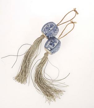 OKÄND KONSTNÄR, kakemon, med två porslinstyngder, Japan 1900-tal.