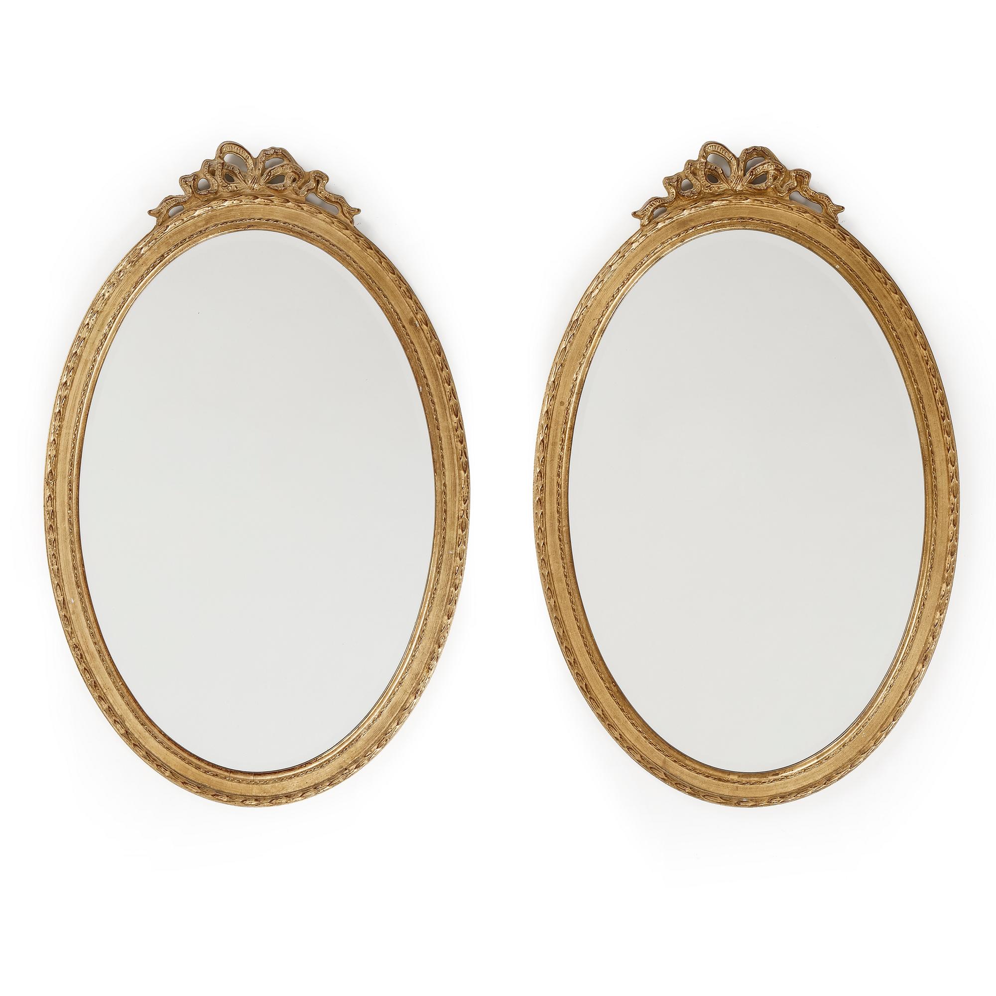 SPEGLAR, ett par, gustaviansk stil, 1900-talets sista kvartal.