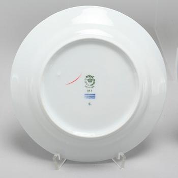 30 pieces of porcelain tableware from Bing & Gröndahl/Royal Copenhagen, model "Måsen", second half of the 20th century.
