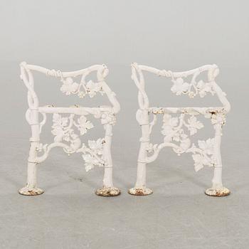 TRÄDGÅRDSBÄNKSGAVLAR ett par gjutjärn 1900-talets första hälft.