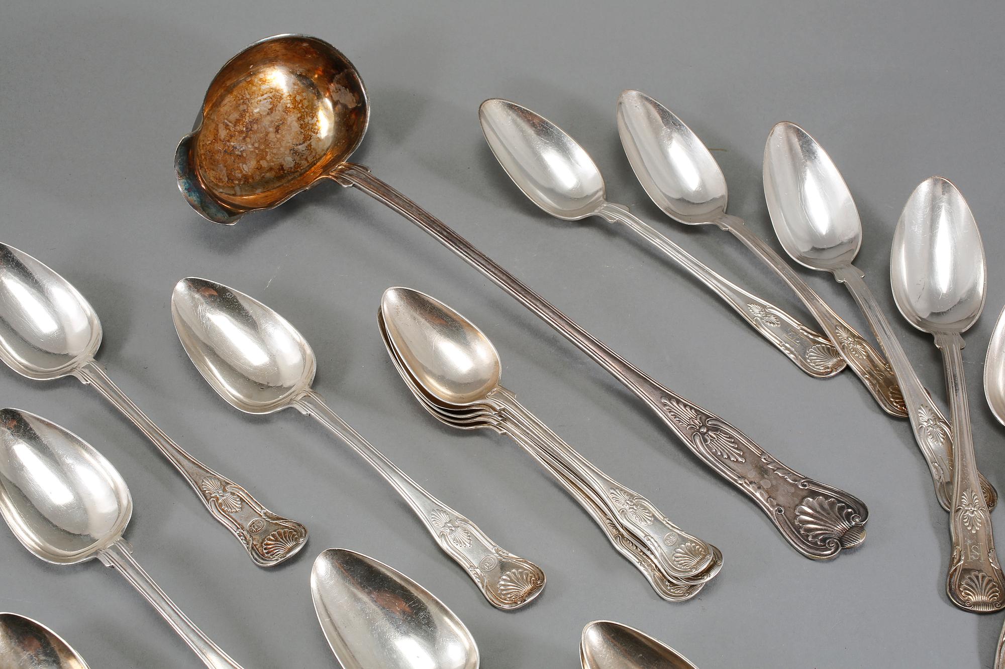 SKEDAR, 19 st, silver, samtliga stämplade omkring 1800-talets mitt. Vikt 811 gram.
