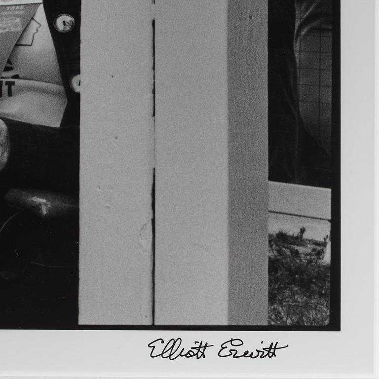 Elliott Erwitt, "Bakersfield, California", 1983.