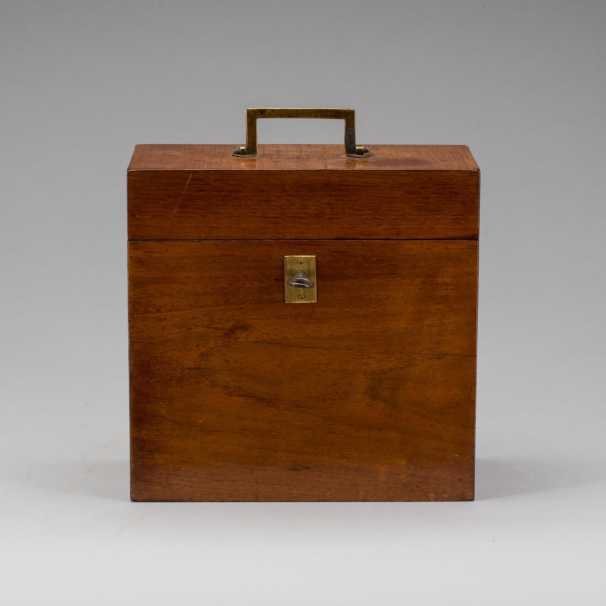 SCHATULL med FLASKOR, 1800-talets mitt.