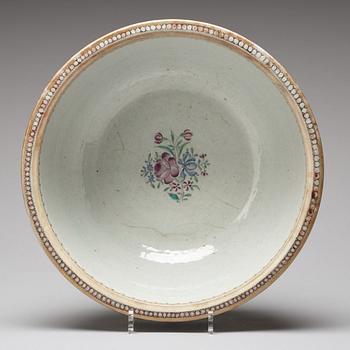 A large famille rose bowl, Qing dynasty, Qianlong (1736-95).