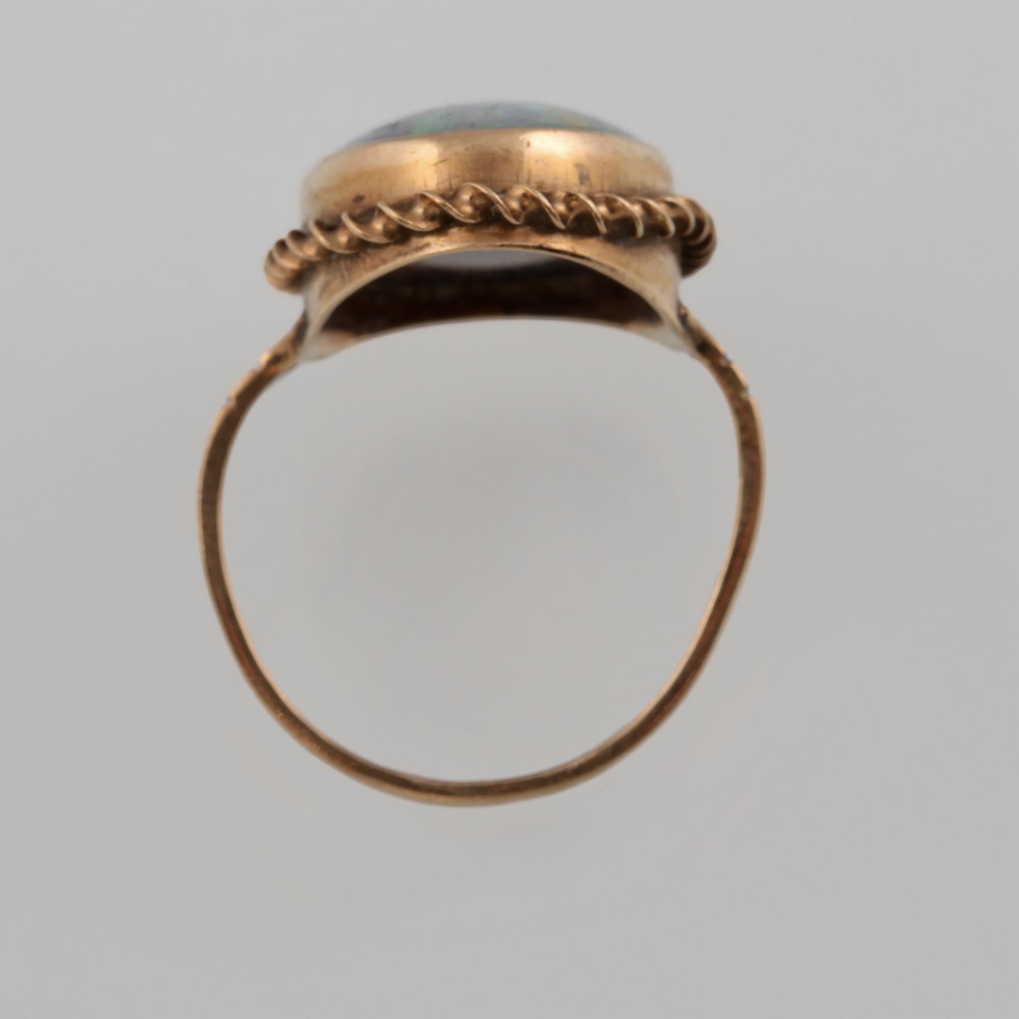 RING, 8K guld med cabochonslipad opal, troligtvis Rolason Brothers, Birmingham, 1862. Vikt 4,2 gram.