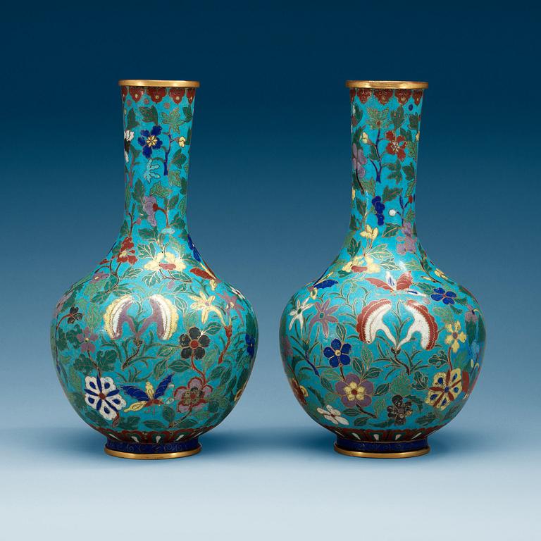 A pair of cloisonné vases, Qing dynasty.
