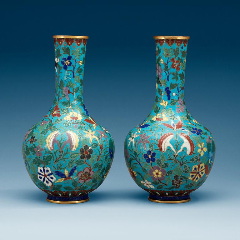 VASER, ett par, cloisonné. Qing Dynastin.