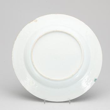 TALLRIKAR samt FAT, 3 +1 porslin, Kina, Qingdynastin, 1700-tal.