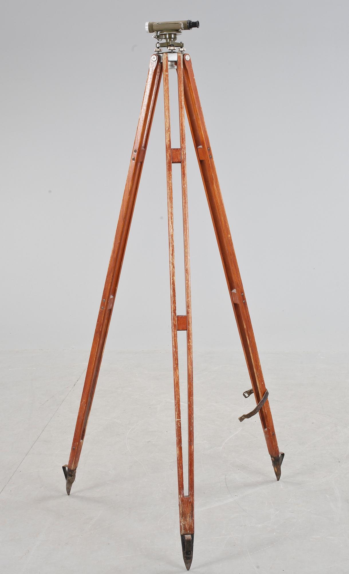 MÄTINSTRUMENT på tripod, 1900-talets mitt.