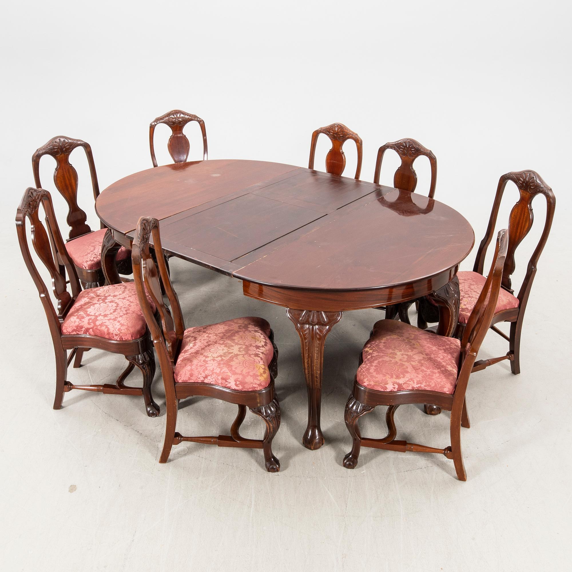 A mahogany 17 pcs Chippendale dining set first half of the 20th century.