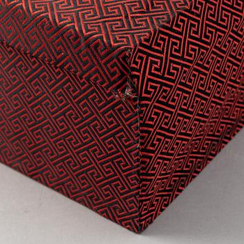 Lådor, fem stycken, tygklädda. Kina.