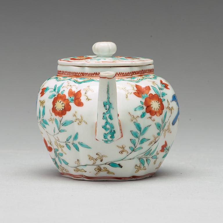 A 'Kakiemon' tea pot with cover, Qing dynasty, 18th Century.