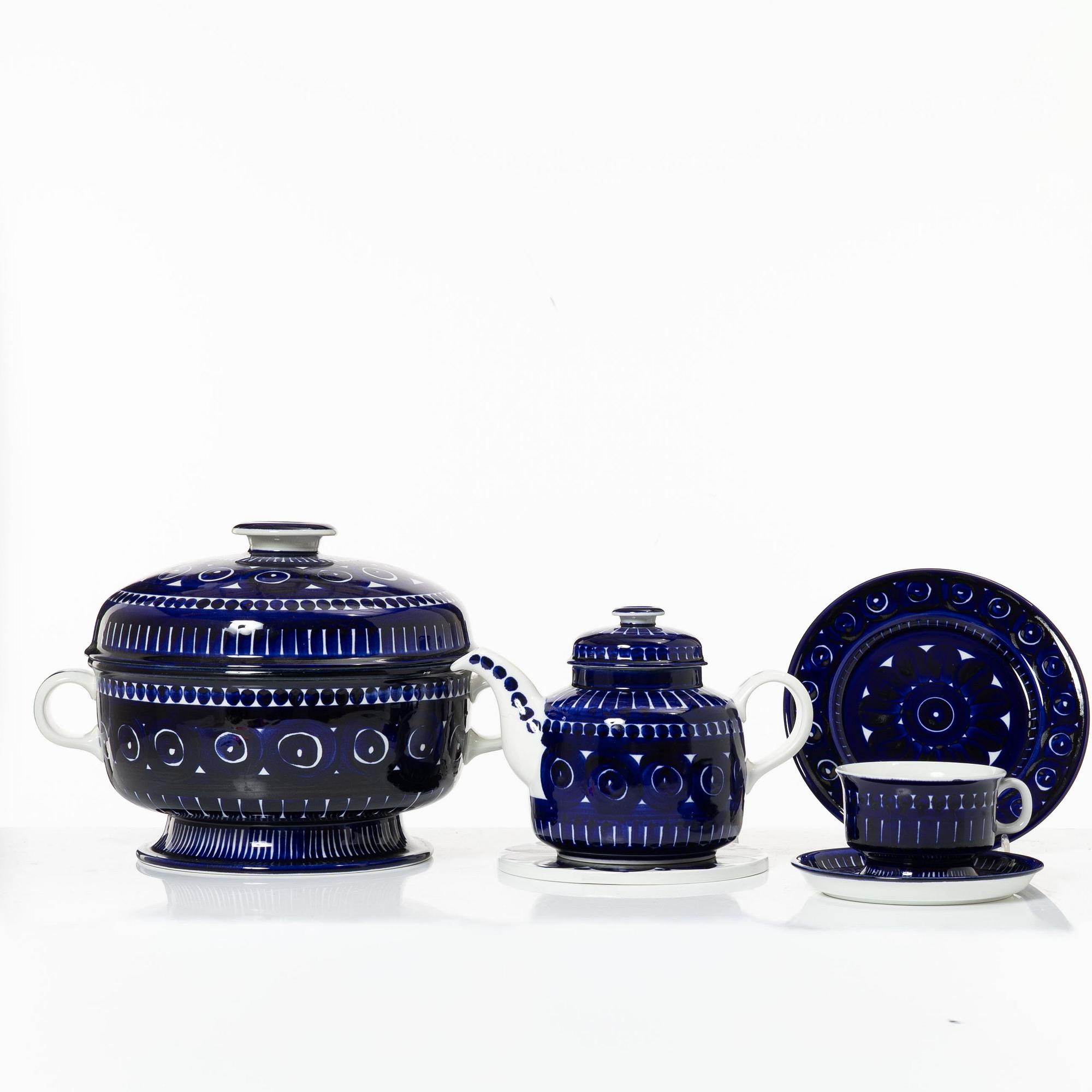 Ulla Procopé, porcelain service pieces "Valencia", Arabia, Finland (17 pieces).