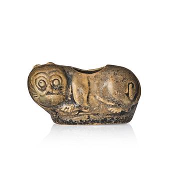 A brush washer in the shape of a reclining feline animal, Qing dynasty, 18th Century.