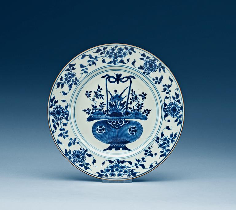 A set of 16 blue and white dinner plates, Qing dynasty, Kangxi (1662-1722).