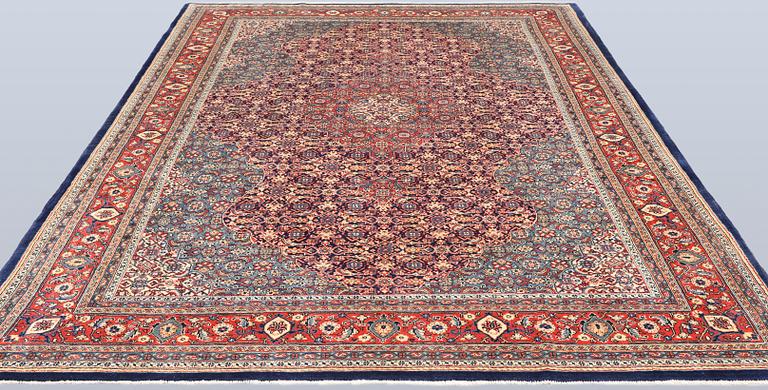 A Sarouk carpet, c. 304 x 218 cm.