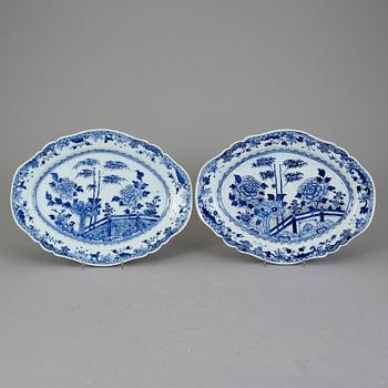 STEKFAT 2 st, porslin, Kina, Qianlong (1736-1795).