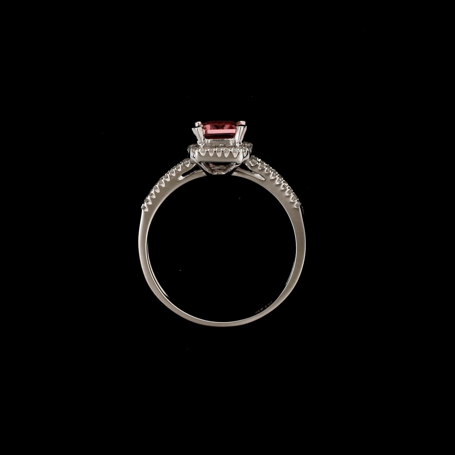 RING, 14k vitguld med rektangulär ljusrosa turmalin ca1,36ct och diamanter tot ca0,20ct.