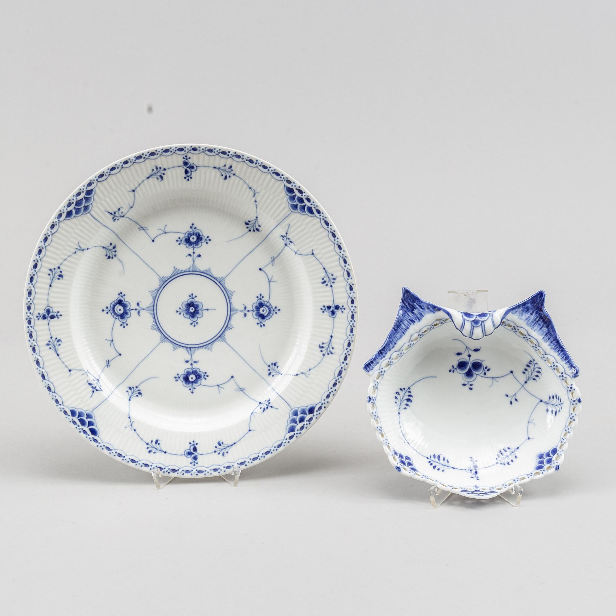 Royal Copenhagen, mat- samt kaffeservis, 85 delar, porslin. "Musselmalet", Danmark, 1900-tal.