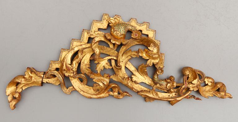 DEKORELEMENT/DÖRRÖVERSTYCKE, skuret trä, 1900-tal.