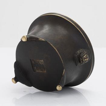 Rökelsekar, patinerad brons, märkt, Japan omkring 1900.