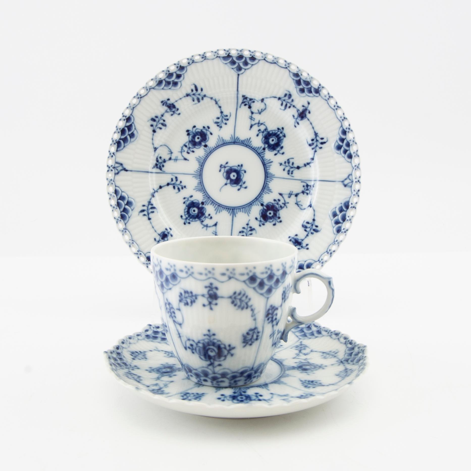 Servisdelar 19 dlr "Musselmalet" hel och havblonde Royal Copenhagen Danmark 1974-1999 porslin.