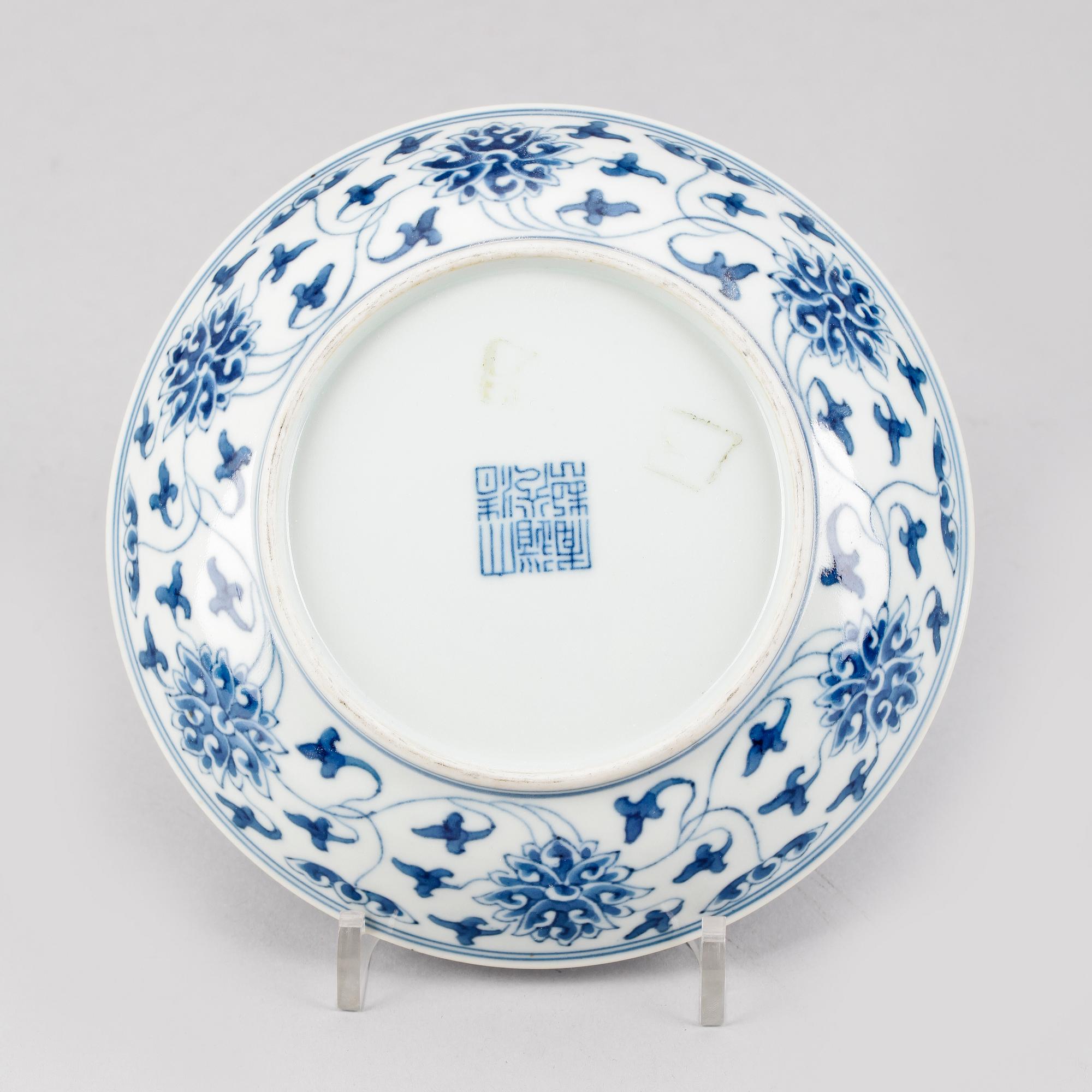 SKÅLFAT, porslin. Sen Qing dynasti, omkring 1900, med sigillmärke.