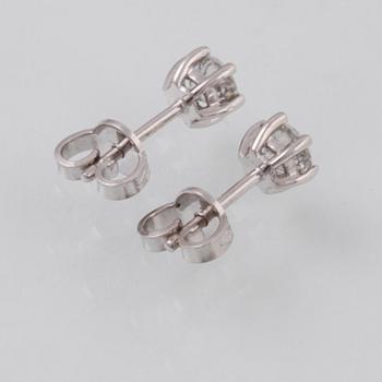 ÖRHÄNGEN, 18K vitguld med briljantslipade diamanter ca 0.90 ct. Vikt 1,7 gram.