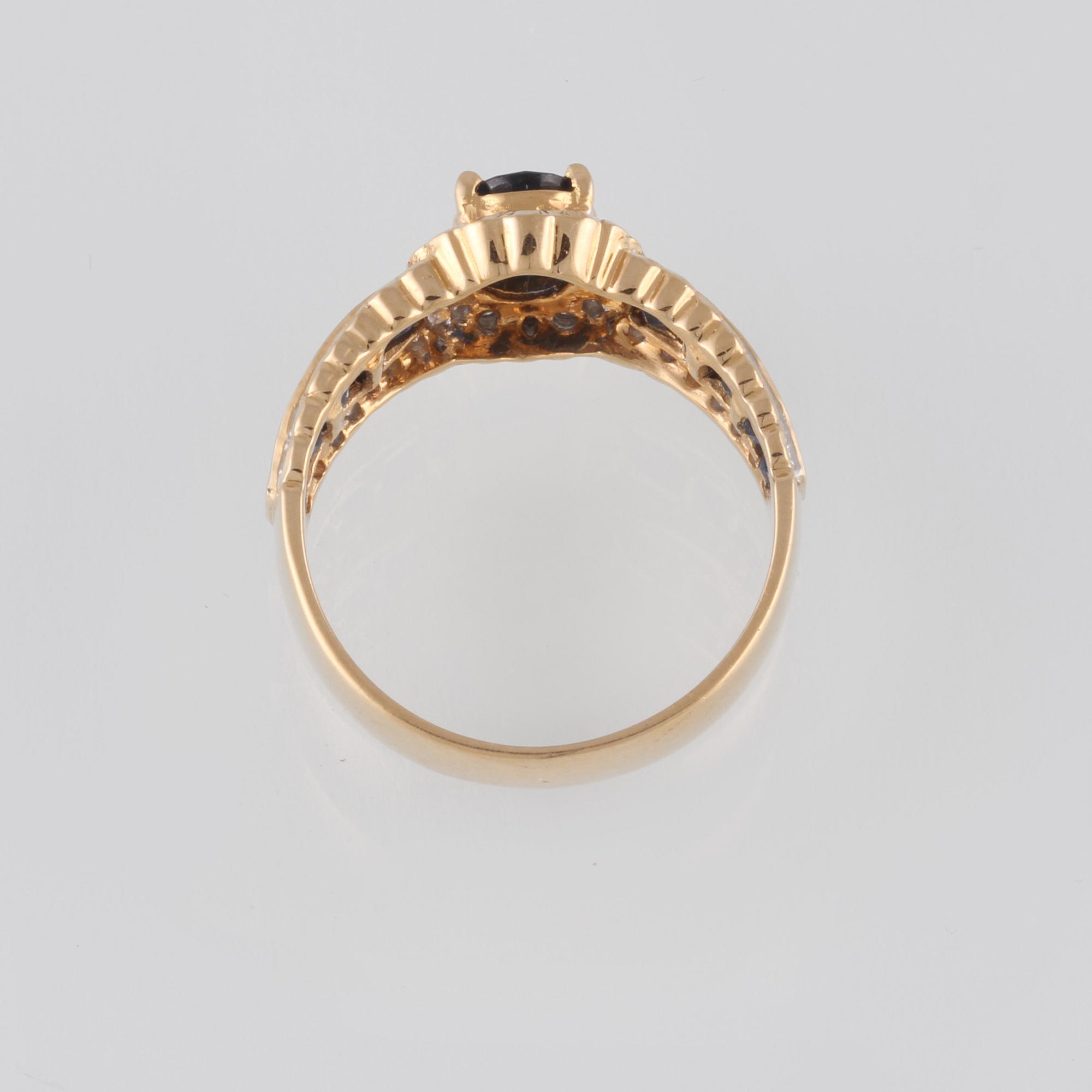 RING, 18K guld med briljantslipade diamanter och fasettslipade blå safirer, importstämplad. Vikt 4,8 gram.