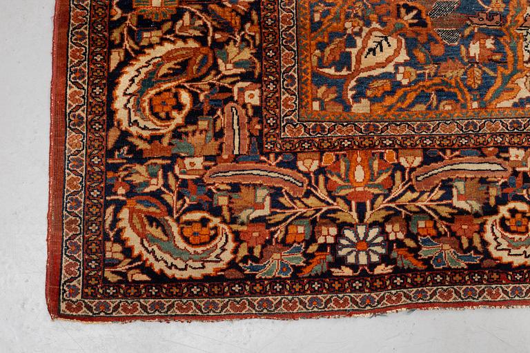 A carpet, antique Sarouk, ca 421-428 x 316-324,5 cm.