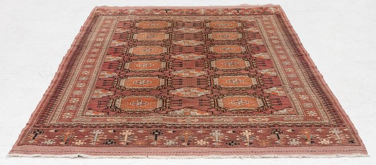 An oriental rug, a. 189 x 119 cm.